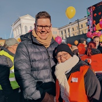 1.2.24 tilaisuuden yksi puhujista SDP:n pj Antti Lindman ja pj Taina Ruuhilehto