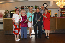 Ja sitten juhlassa kukitettiin pj:t Vieno Mustonen ja Arto Sintonen. Sihteerit Erja Malinen, Helena Reponen, Antti Kotti ja Taina Ruuhilehto.
Juhlapuhuja SDP:n kansanedustaja Katja Taimela