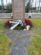 Helatorstaina 21.5.20 muistoseppeleen ja kukat kävivät laskemassa Ismo Valve ja Juhani Kaivo.