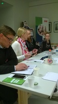 Ehdokkaita tentattavana Jukolan Juttutuvalla.